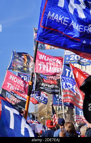 Washington DC. 14. November 2020. Million Maga Marsch. Rückansicht von Trumps Anhängern mit bunten Fahnen an den Polen. Stockfoto