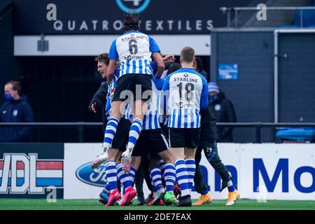 EINDHOVEN, NIEDERLANDE - NOVEMBER 29: Spieler des FC Eindhoven feiern nach ihrer Seite das dritte Tor beim niederländischen Keukenkampioendivisie Spiel dazwischen Stockfoto