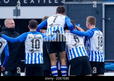 EINDHOVEN, NIEDERLANDE - NOVEMBER 29: Spieler des FC Eindhoven feiern nach ihrer Seite das dritte Tor beim niederländischen Keukenkampioendivisie Spiel dazwischen Stockfoto