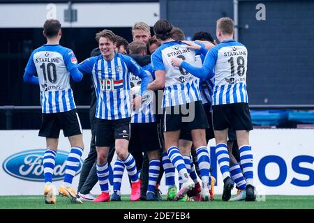 EINDHOVEN, NIEDERLANDE - NOVEMBER 29: Spieler des FC Eindhoven feiern nach ihrer Seite das dritte Tor beim niederländischen Keukenkampioendivisie Spiel dazwischen Stockfoto