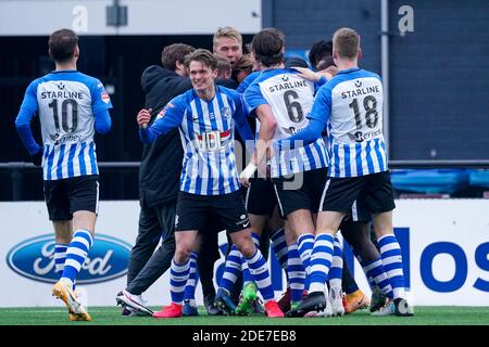 EINDHOVEN, NIEDERLANDE - NOVEMBER 29: Spieler des FC Eindhoven feiern nach ihrer Seite das dritte Tor beim niederländischen Keukenkampioendivisie Spiel dazwischen Stockfoto