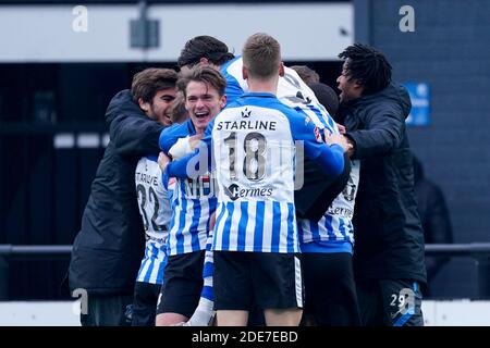 EINDHOVEN, NIEDERLANDE - NOVEMBER 29: Spieler des FC Eindhoven feiern nach ihrer Seite das dritte Tor beim niederländischen Keukenkampioendivisie Spiel dazwischen Stockfoto