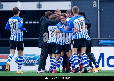 EINDHOVEN, NIEDERLANDE - NOVEMBER 29: Spieler des FC Eindhoven feiern nach ihrer Seite das dritte Tor beim niederländischen Keukenkampioendivisie Spiel dazwischen Stockfoto