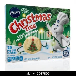 Winneconne, WI -29 November 2020: Ein Paket von Pillsbury Weihnachtsbaum Cookies auf einem isolierten Hintergrund. Stockfoto