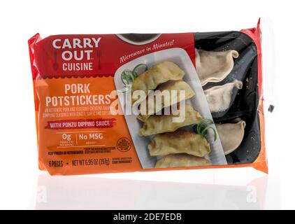 Winneconne, WI -29 November 2020: Ein Paket von führen Sie Küche Schweinefleisch potstickers auf einem isolierten Hintergrund. Stockfoto