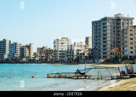Zypern. Varosha, Famagusta.der ehemalige Ferienort wurde im Jahr 1974 aufgegeben und ist jetzt Teil der türkischen besetzten Nordzypern (TRNC). Stockfoto