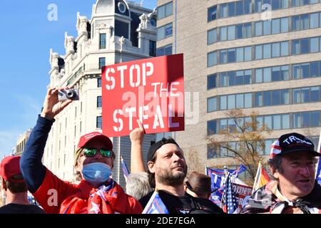 Washington DC, USA. 14. November 2020. Million Maga Marsch. Präsident Trumps Anhänger mit Fahnen und politischem Schild „Stoppt den Diebstahl“. Stockfoto