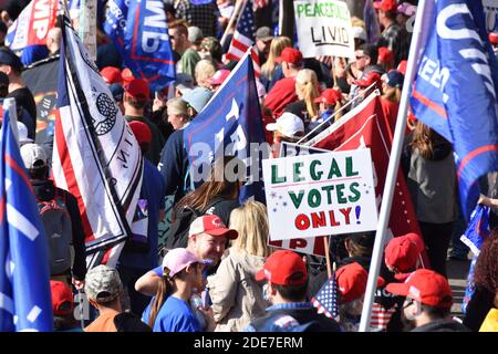 Washington DC. November 2020, 14. Million Maga Marsch. Trumps Anhänger mit dem politischen Zeichen „nur legale Stimmen“ und Flaggen, die am Freedom Plaza stehen. Stockfoto