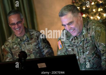 US Joint Chiefs Chairman General Mark A. Milley, rechts, und Senior Enlisted Advisor des Chairman, SEAC Ramon Colon-Lopez beteiligen sich per Remote an der virtuellen USO Holiday Special vom Pentagon 25. November 2020 in Arlington, Virginia. Die Pandemie hat dazu geführt, dass die traditionelle USO-Feiertagstour mit Servicemitleitern auf der ganzen Welt aus der Ferne abgehalten wird. Stockfoto