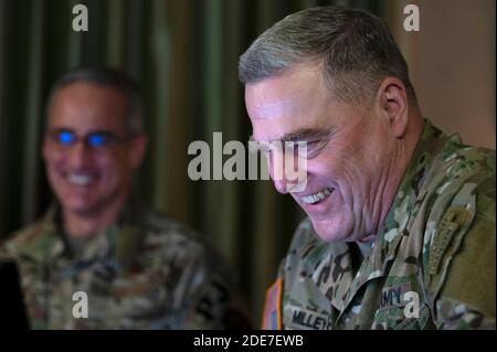 US Joint Chiefs Chairman General Mark A. Milley, rechts, und Senior Enlisted Advisor des Chairman, SEAC Ramon Colon-Lopez beteiligen sich per Remote an der virtuellen USO Holiday Special vom Pentagon 25. November 2020 in Arlington, Virginia. Die Pandemie hat dazu geführt, dass die traditionelle USO-Feiertagstour mit Servicemitleitern auf der ganzen Welt aus der Ferne abgehalten wird. Stockfoto
