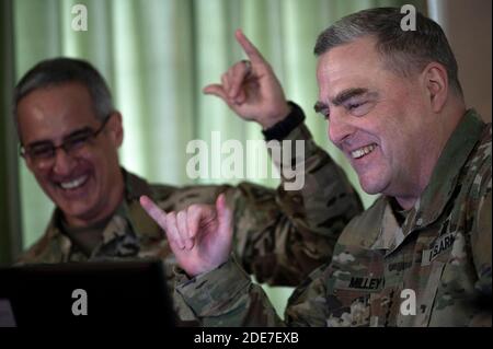 US Joint Chiefs Chairman General Mark A. Milley, rechts, und Senior Enlisted Advisor des Chairman, SEAC Ramon Colon-Lopez beteiligen sich per Remote an der virtuellen USO Holiday Special vom Pentagon 25. November 2020 in Arlington, Virginia. Die Pandemie hat dazu geführt, dass die traditionelle USO-Feiertagstour mit Servicemitleitern auf der ganzen Welt aus der Ferne abgehalten wird. Stockfoto