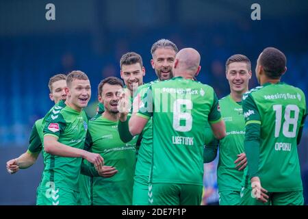 EINDHOVEN, NIEDERLANDE - NOVEMBER 29: Die Spieler von De Graafschap feiern das erste Tor ihres Teams während des niederländischen Keukenkampioendivisie-Spiels zwischen F Stockfoto