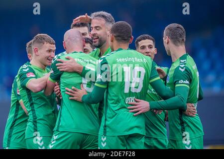EINDHOVEN, NIEDERLANDE - NOVEMBER 29: Die Spieler von De Graafschap feiern das erste Tor ihres Teams während des niederländischen Keukenkampioendivisie-Spiels zwischen F Stockfoto