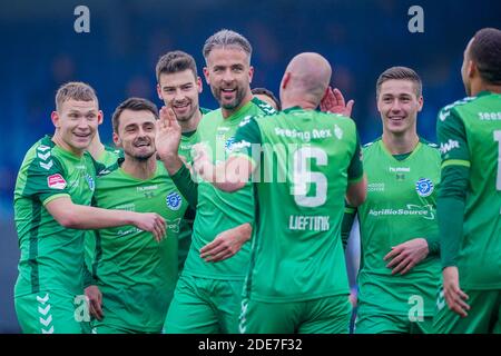 EINDHOVEN, NIEDERLANDE - NOVEMBER 29: Die Spieler von De Graafschap feiern das erste Tor ihres Teams während des niederländischen Keukenkampioendivisie-Spiels zwischen F Stockfoto