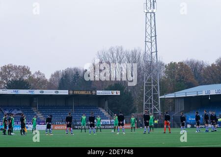EINDHOVEN, NIEDERLANDE - NOVEMBER 29: Spieler von De Graafschap und FC Eindhoven während eines Moments der Stille vor dem Anpfiff in Erinnerung an den legendären Fuß Stockfoto