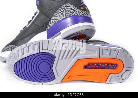 Air Jordan 3 Retro Court Purple - legendäre berühmte Nike und Jordan Marke Retro Basketball Sneaker oder Sportschuhe, jetzt Mode und Lifestyle Schuhe : Moskau, Russland - November 2020. Stockfoto