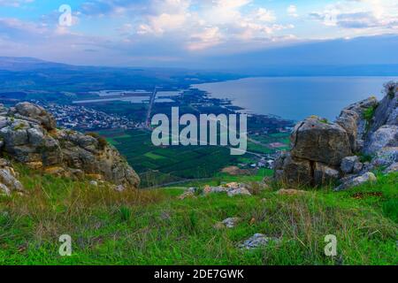 Morgenansicht des Nordteils des Sees von Galiläa und des Dorfes Migdal, vom Berg Arbel. Nord-Israel Stockfoto