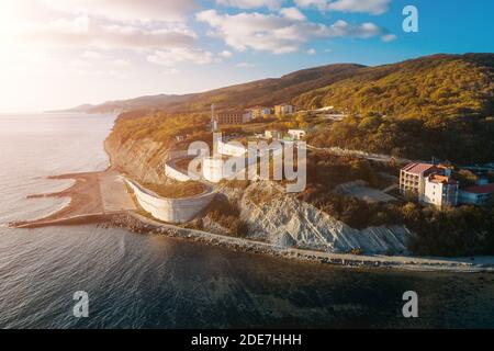 Schöne Luftaufnahme von Arkhipo-Osipovka Strand und Küste mit Bergen und Meer, Schwarzmeerküste, Resort für Urlaub und Vergnügen. Stockfoto