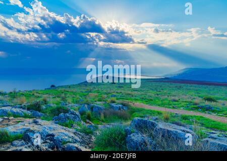 Morgenansicht des Sees von Galiläa, mit Sonnenstrahlen, vom Westen (Berg Arbel). Nord-Israel Stockfoto