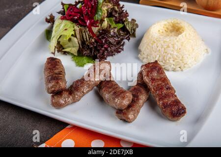 Fleischbällchen aus der traditionellen türkischen Küche Gerichte, gegrillte Fleischbällchen, türkische izgara kofte, eine schöne Präsentation. Stockfoto