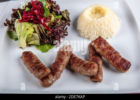 Fleischbällchen aus der traditionellen türkischen Küche Gerichte, gegrillte Fleischbällchen, türkische izgara kofte, eine schöne Präsentation. Stockfoto