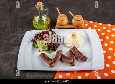 Fleischbällchen aus der traditionellen türkischen Küche Gerichte, gegrillte Fleischbällchen, türkische izgara kofte, eine schöne Präsentation. Stockfoto