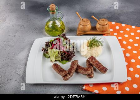 Fleischbällchen aus der traditionellen türkischen Küche Gerichte, gegrillte Fleischbällchen, türkische izgara kofte, eine schöne Präsentation. Stockfoto
