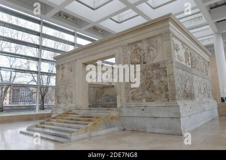 Die Ara Pacis in Rom, Italien am 2017. Februar. Der Ara Pacis Augustae ist ein Altar, der Pax, der römischen Friedensgöttin, gewidmet ist. Das Denkmal wurde vom römischen Senat am 4. Juli 13 BC in Auftrag gegeben, um die Rückkehr von Augustus nach Rom nach drei Jahren in Hispania und Gallien zu ehren und am 30. Januar, 9 BC geweiht. Ursprünglich lag es am nördlichen Stadtrand von Rom. Es wurde 1938 an seinem heutigen Standort, dem heutigen Museum der Ara Pacis, wieder aufgebaut.Foto: Eric Vandeville/ABACAPRESS.COM Stockfoto