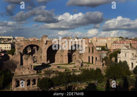 Die Basilika von Maxentius und Konstantin im Forum Romanum, Rom, Italien. (3/2017) der Bau begann auf der Nordseite des Forums unter Kaiser Maxentius im Jahre 308 n. Chr. und wurde 312 von Konstantin I. nach seiner Niederlage Maxentius bei der Schlacht an der Milvianischen Brücke abgeschlossen.Foto: Eric Vandeville/ABACAPRESS.COM Stockfoto