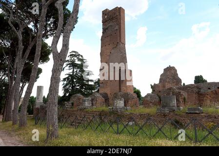 Die Domus Flavia (so genannte Basilika) auf dem Palatin in Rom, Italien (4/2017)Es ist einer der ältesten Teile der Stadt. Er steht 40 Meter über dem Forum Romanum und blickt auf die eine Seite und auf den Circus Maximus auf der anderen. Aus der Zeit des Augustus wurden hier Kaiserpaläste errichtet. Foto: Eric Vandeville/ABACAPRESS.COM Stockfoto