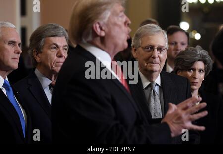 US-Präsident Donald Trump (C) spricht mit der Presse als Vizepräsident Mike Pence, US-Senator Roy Blunt (Mo.) , Senator Joni Ernst und der Mehrheitsführer des Senats Mitch McConnell (R-KY) kümmern sich nach dem republikanischen Mittagessen im US-Kapitolgebäude am 9. Januar 2019 in Washington, DC. Foto von Olivier Douliery/ABACAPRESS.COM Stockfoto