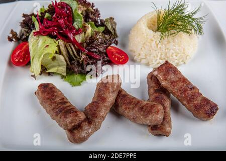 Fleischbällchen aus der traditionellen türkischen Küche Gerichte, gegrillte Fleischbällchen, türkische izgara kofte, eine schöne Präsentation. Stockfoto