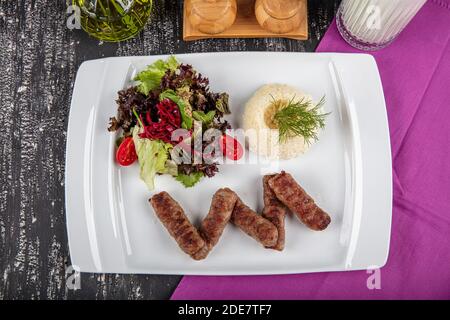 Fleischbällchen aus der traditionellen türkischen Küche Gerichte, gegrillte Fleischbällchen, türkische izgara kofte, eine schöne Präsentation. Stockfoto