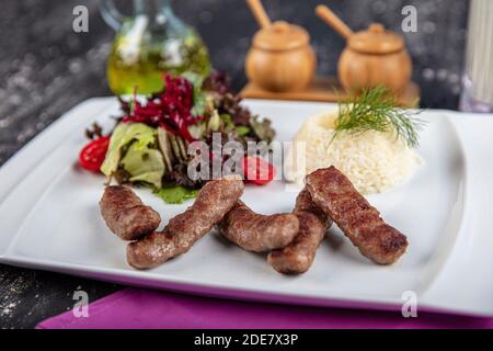 Fleischbällchen aus der traditionellen türkischen Küche Gerichte, gegrillte Fleischbällchen, türkische izgara kofte, eine schöne Präsentation. Stockfoto