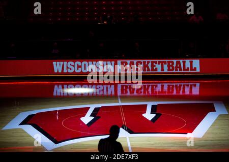 Madison, WI, USA. November 2020. Halber Court Schuss des Platzes vor dem NCAA Basketballspiel zwischen den Arkansas-Pine Bluff Golden Lions und den Wisconsin Dachs im Kohl Center in Madison, WI. John Fisher/CSM/Alamy Live News Stockfoto