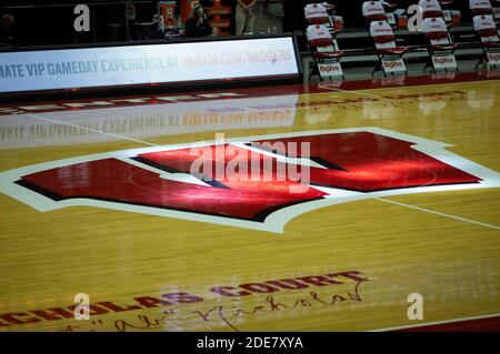 Madison, WI, USA. November 2020. Wisconsin Emblem vor dem NCAA Basketballspiel zwischen den Arkansas-Pine Bluff Golden Lions und den Wisconsin Dachsen im Kohl Center in Madison, WI. John Fisher/CSM/Alamy Live News Stockfoto