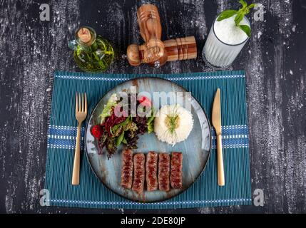 Fleischbällchen aus der traditionellen türkischen Küche Gerichte, gegrillte Fleischbällchen, türkische izgara kofte, eine schöne Präsentation. Stockfoto