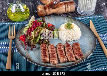 Fleischbällchen aus der traditionellen türkischen Küche Gerichte, gegrillte Fleischbällchen, türkische izgara kofte, eine schöne Präsentation. Stockfoto