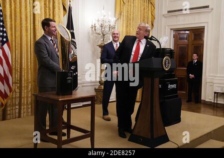 US-Präsident Donald Trump spricht als Cheftrainer Dabo Swinney (L) und Clemson University Präsident James Clements (2-L) schauen auf während einer East Room Veranstaltung, um die Clemson Tigers Fußballmannschaft im Weißen Haus zu hosten 14. Januar 2019 in Washington, DC, USA.Foto von Olivier Douliery/ABACAPRESS.COM Stockfoto