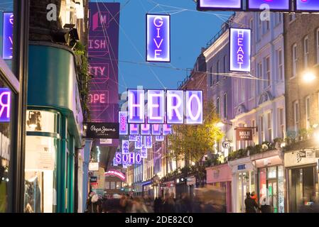 Carnaby Street Weihnachtslichter 2020 London West End Westminster Festliche Periode Glow Night Dunkle Beleuchtung Soho Carnaby Street, London W1F Stockfoto