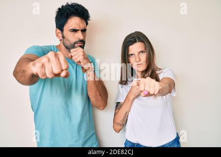 Schöne junge Paar von Freund und Freundin zusammen Stanzen Faust zu kämpfen, aggressive und wütende Angriff, Bedrohung und Gewalt Stockfoto