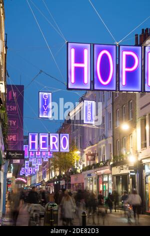 Carnaby Street Weihnachtslichter 2020 London West End Westminster Festliche Periode Glow Night Dunkle Beleuchtung Soho Carnaby Street, London W1F Stockfoto