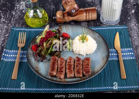 Fleischbällchen aus der traditionellen türkischen Küche Gerichte, gegrillte Fleischbällchen, türkische izgara kofte, eine schöne Präsentation. Stockfoto