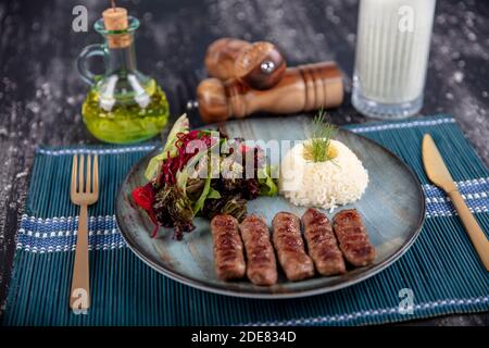 Fleischbällchen aus der traditionellen türkischen Küche Gerichte, gegrillte Fleischbällchen, türkische izgara kofte, eine schöne Präsentation. Stockfoto