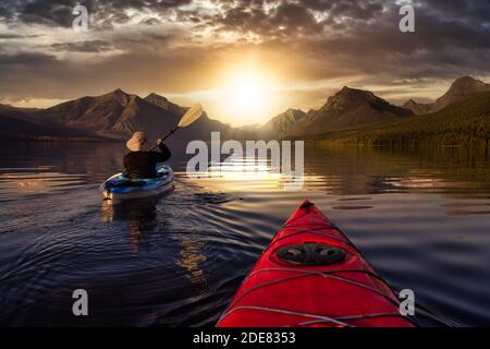 Abenteuerlicher Mann Kajakfahren in Lake McDonald Stockfoto