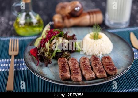 Fleischbällchen aus der traditionellen türkischen Küche Gerichte, gegrillte Fleischbällchen, türkische izgara kofte, eine schöne Präsentation. Stockfoto