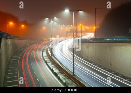 Kearsley Sporn vom Kearsley-Kreisverkehr aus nach Südwesten. Die A666(M) ist als M61 gekennzeichnet. Neblige, neblige Nacht, leichte Wanderwege, Großbritannien, Straße, Autobahn Stockfoto