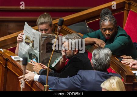 Der Abgeordnete Daniele Obono (France Insoumise) diskutiert mit dem Vorsitzenden der Gruppe France Insoumise Jean Luc Melenchon während der Fragestunde im Palais Bourbon, dem Sitz der französischen Nationalversammlung, in Paris, Frankreich, am 16. Januar 2019. Foto von Daniel Derajinski/ABACAPRESS.COM Stockfoto