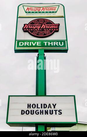 Krispy Kreme Donuts wirbt mit seinen neuen Holiday Donuts am 28. November 2020 in Ocean Springs, Mississippi. Stockfoto