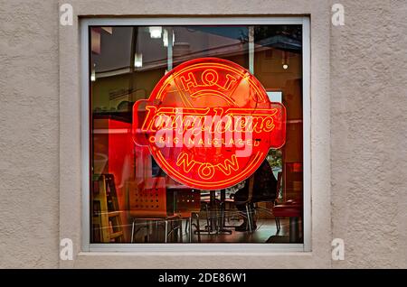 Krispy Kreme Donuts zeigt das Hot Now-Schild in den Fenstern, 28. November 2020, in Ocean Springs, Mississippi. Stockfoto